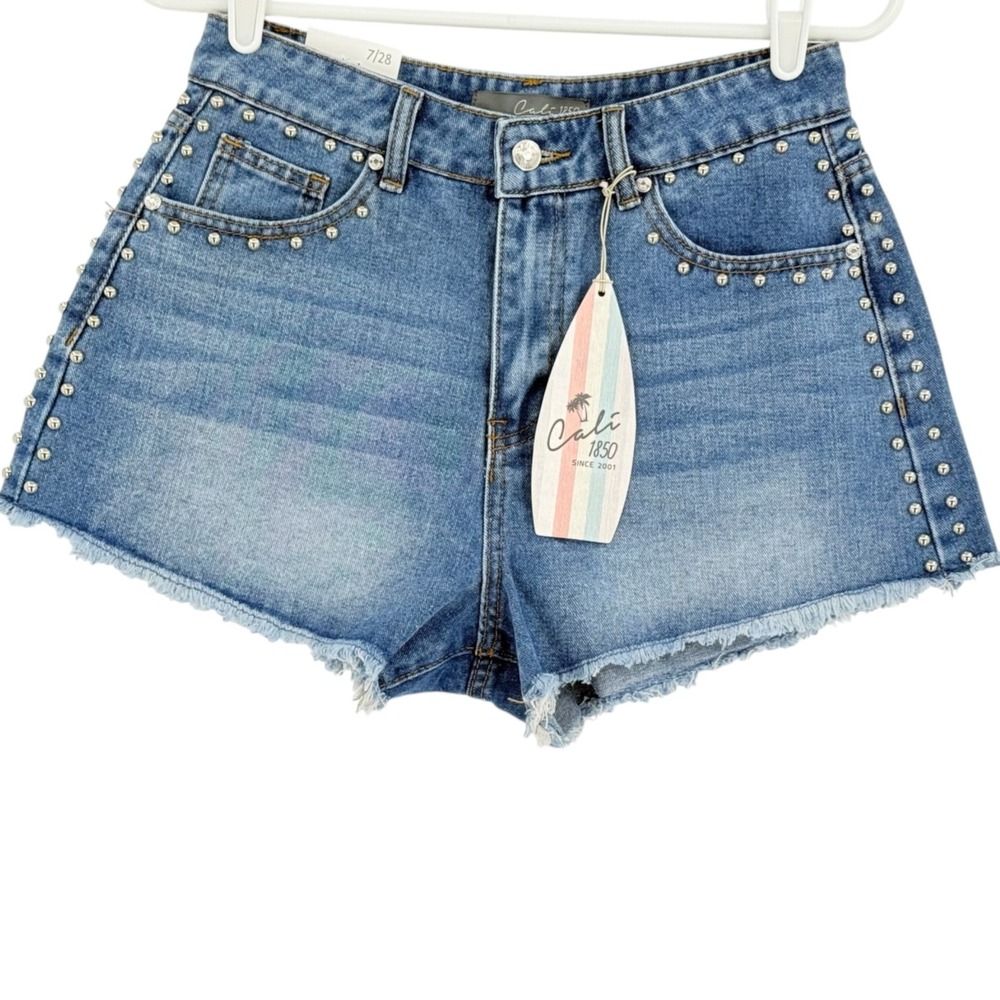 Cali 1850 Women's Trendy Look Frayed Hem Studded Blue Denim Shorts Size 7/28 NWT